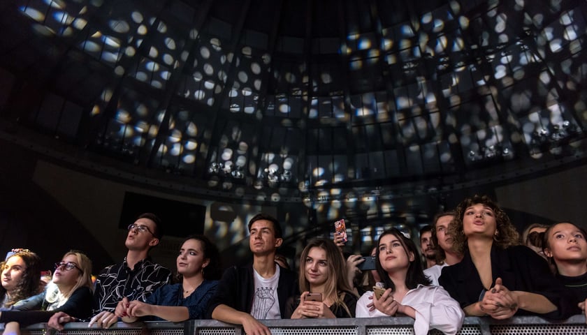Tłum widzów na koncercie w Hali Stulecia