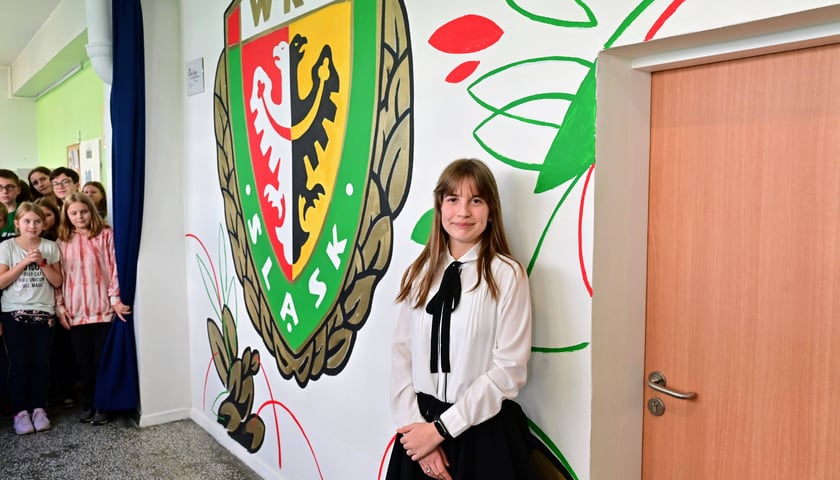 Karolina ze swoim dziełem. Mural Śląska Wrocław zdobi ścianę szkoły podstawowej nr 113 na Nowym Dworze. Powstał w ramach Szkolnego Budżetu Obywatelskiego 