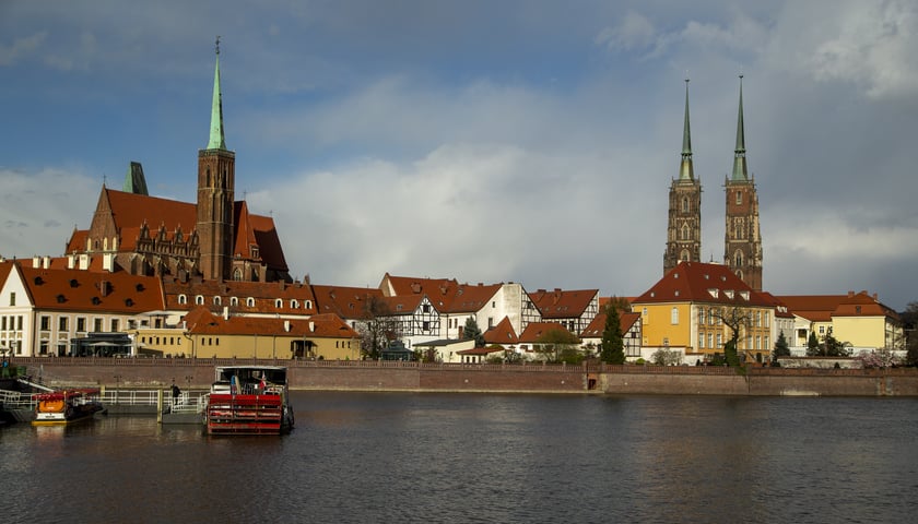 Na zdjęciu widok na Ostrów Tumski z wrocławskich bulwarów. Sprawdź, jakie są atrakcje na Ostrowie Tumskim we Wrocławiu!
