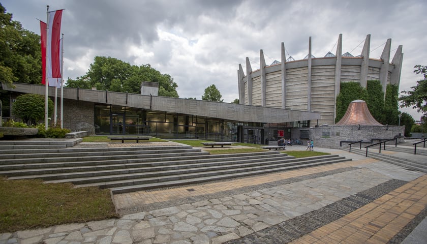 Na zdjęciu widok na budynek, w którym znajduje się Panorama Racławicka. Sprawdź ceny biletów na zwiedzanie