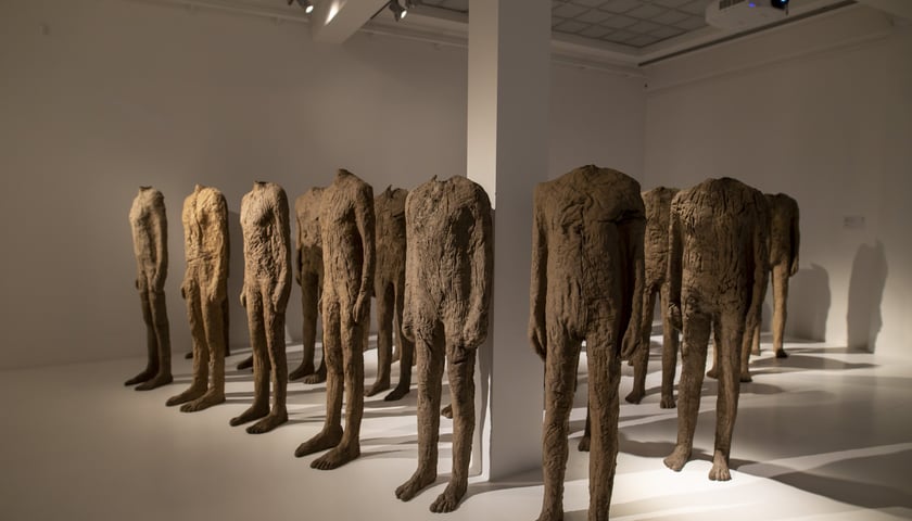 Dzieła znanej rzeźbiarki Magdaleny Abakanowicz można zobaczyć we wrocławskim Pawilonie Czterech Kopuł.
