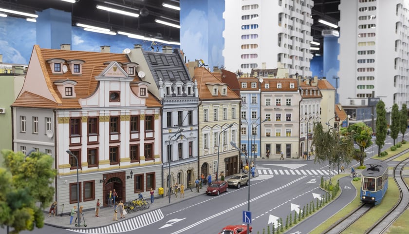 Kolejkowo to miniaturowa makieta przedstawiająca stolicę Dolnego Śląska. Sprawdź, jakie znajdziesz tam budynki i miejsca we Wrocławiu!