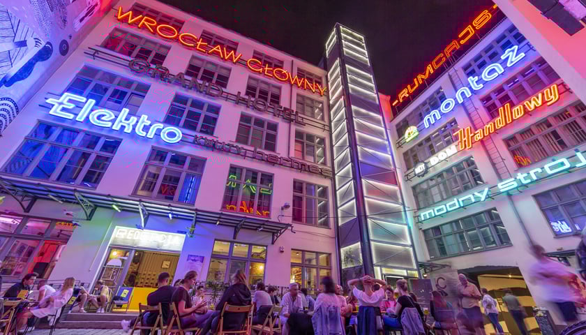 Na zdjęciu widok na wrocławskie neony nocą. Sprawdź, jak dojechać do Galerii Neon Side!