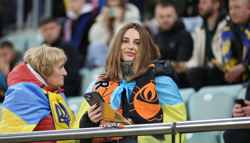 Dwie kobiety z ukraińską flagą na Tarczyński Arenie 