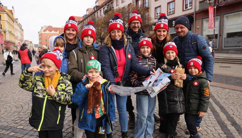 Na zdjęciu grupa osób w jednakowych czapkach z mapami podczas ubiegłorocznej edycji WrocWalk