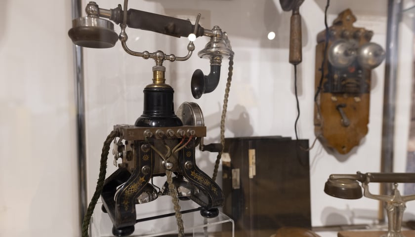 Zabytkowy aparat telefoniczny ze zbiorów Muzeum Poczty i Telekomunikacji we Wrocławiu