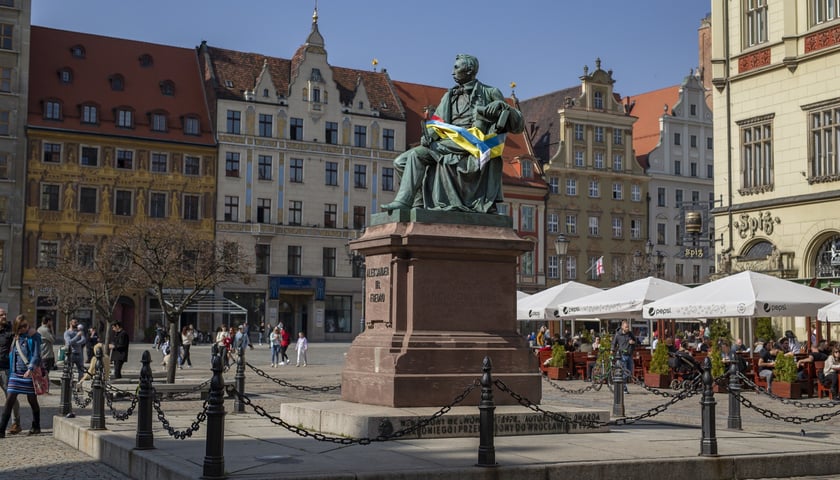 Pomnik hrabiego Aleksandra Fredry z piórem i ukraińską flagą