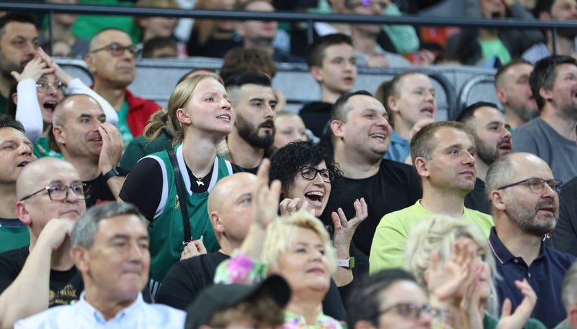 Mecz Śląsk Wrocław - King Szczecin. Grupa kibiców na trybunie w Hali Stulecia (25 października)
