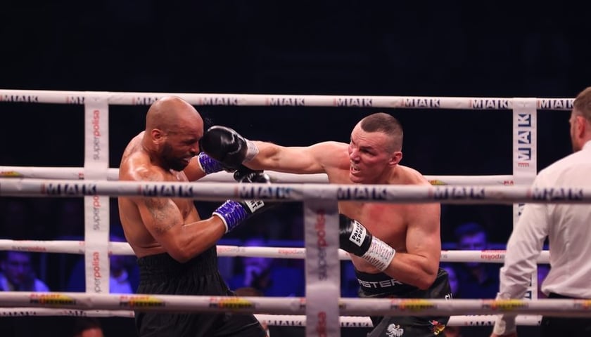 Mateusz Masternak trafia prawym J. J. Oliviera w ringu w hali Ślęzy (kwiecień 2024)