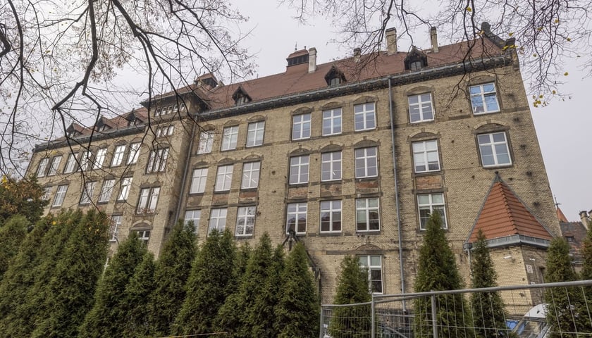 Budynek zawodówki na Dawida (Huby) jesienią 2022 roku