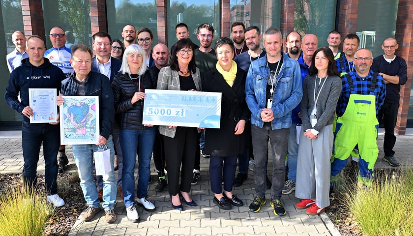 Dyrektor Wrocławskiego Hospicjum dla Dzieci z pracownikami MPWiK podczas przekazania czeku