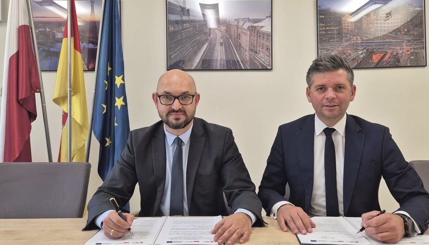 Od lewej: Witold Woźny, prezes Miejskiego Przedsiębiorstwa Komunikacyjnego we Wrocławiu, Przemysław Nowicki, wiceprezes Miejskiego Przedsiębiorstwa Komunikacyjnego we Wrocławiu