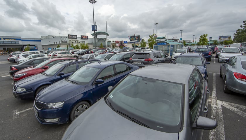 Na zdjęciu parking przy Centrum Handlowym Korona we Wrocławiu. Sprawdź parkingi we Wrocławiu