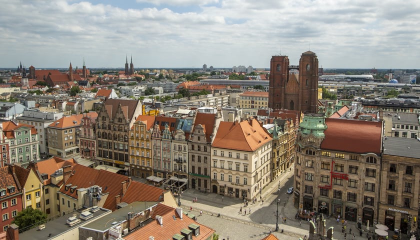 Na zdjęciu widok z lotu ptaka na wrocławski rynek.