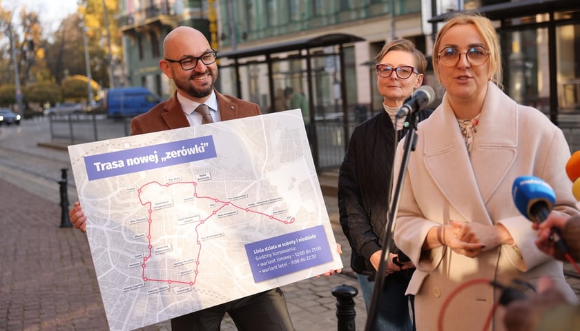 Witold Woźny, prezes MPK Wrocław, Monika Kozłowska-Świeconek, dyrektor Biura Zrównoważonej Mobilności Urzędu Miejskiego Wrocławia, Paulina Tyniec-Piszcz, dyrektor Wydziału Transportu Urzędu Miejskiego we Wrocławiu