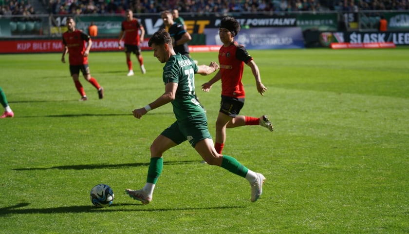Piłkarze Śląska Wrocław i Górnika Zabrze podczas poprzedniego meczu na Tarczyński Arenie we Wrocławiu, zakończonego remisem 1:1