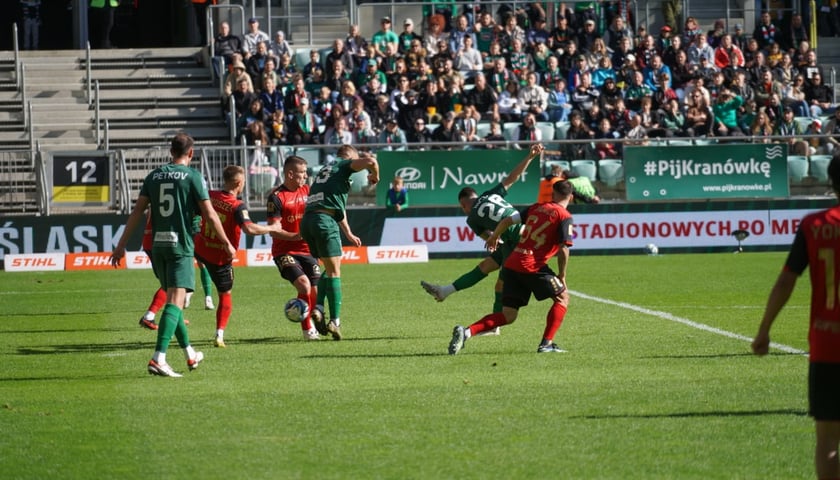 Piłkarze Śląska Wrocław i Górnika Zabrze podczas poprzedniego meczu na Tarczyński Arenie we Wrocławiu, zakończonego remisem 1:1