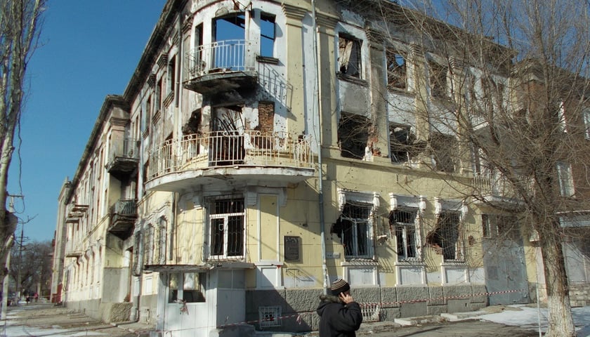 Ukraina cierpi przez napaść ze strony Rosji. W centrum Mariupola ciągle widać ślady po walkach.