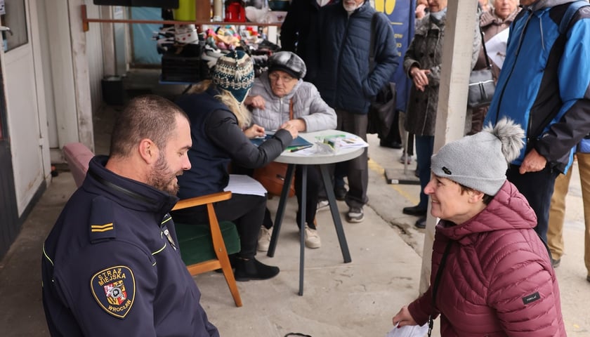 Wydawanie Karty Seniora na targowisku przy Niedźwiedziej, 07.11.2024