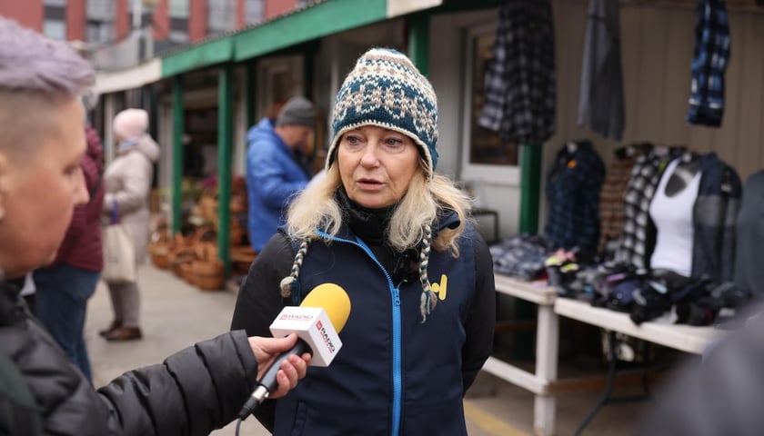 Wydawanie Karty Seniora na targowisku przy Niedźwiedziej, 07.11.2024. Jolanta Podsiadło z WCRS