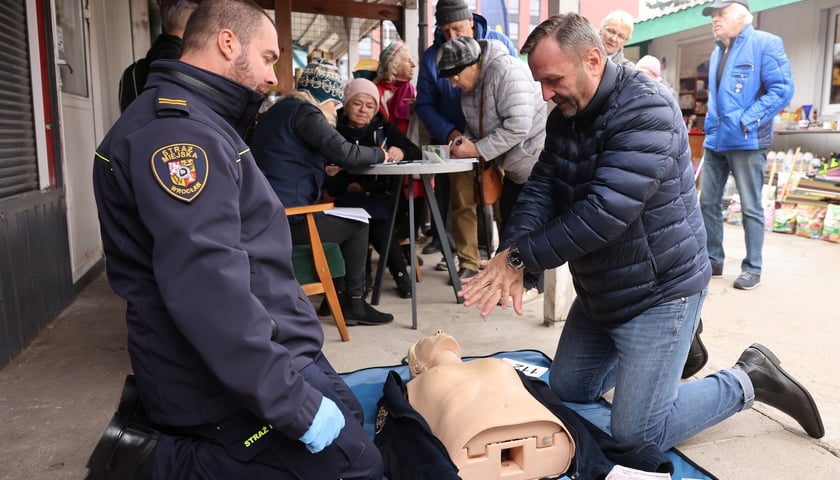 Wydawanie Karty Seniora na targowisku przy Niedźwiedziej, 07.11.2024
