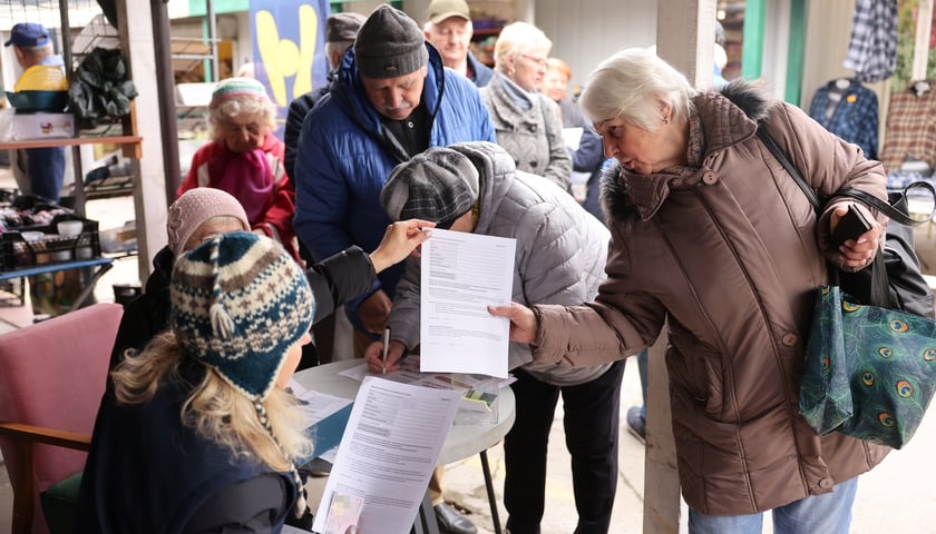 Wydawanie Karty Seniora na targowisku przy Niedźwiedziej, 07.11.2024
