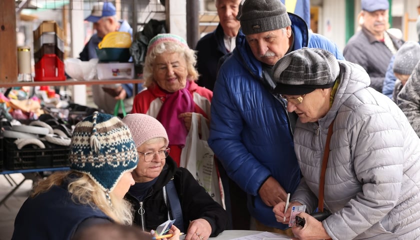 Osoby składające wnioski o Wrocławską Kartę Seniora na Targowisku Niedźwiedzia. 