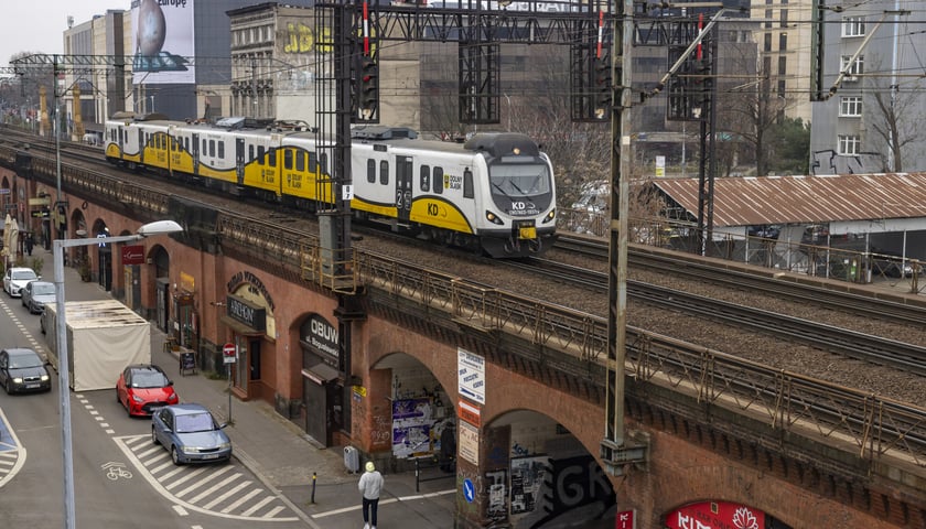 Jadący pociąg Kolei Dolnośląskich przy ulicy Bogusławskiego we Wrocławiu.