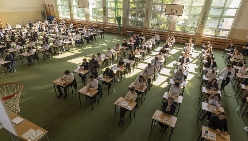 Matura z języka polskiego 2023 w VII LO we Wrocławiu. Uczniowie siedzą w ławkach
