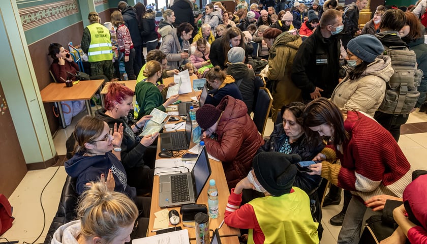 Kobiety i mężczyźni na dworcu Wrocław Główny, uchodźcy z Ukrainy, zdjęcie ilustracyjne