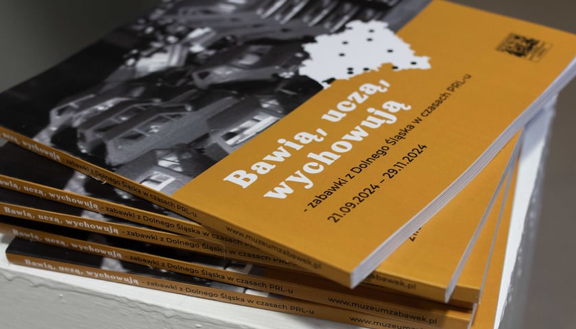 <p>Katalog wystawy Bawią, uczą, wychowują &ndash; zabawki z Dolnego Śląska w czasach PRL-u w Miejskim Muzeum Zabawet w Karpaczu</p>