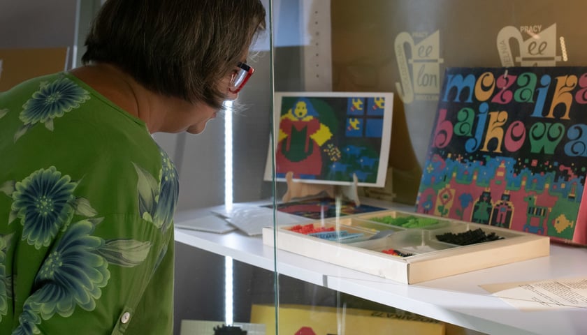 O „szmaciankach”, robotach i pingpongach z celuloidu. Wystawa zabawek wyprodukowanych na Dolnym Śląsku w czasach PRL