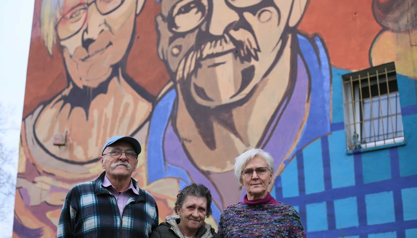 Od lewej: Stanisław Mikołajczyk, Mariola Dąbrowska, Violetta Ogrodowicz na tle swoich portret&oacute;w.