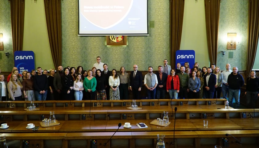 5 grudnia we wrocławskim ratuszu Polskie Stowarzyszenie Nowej Mobilności (PSNM) przeprowadziło szkolenie "Nowa mobilność w praktyce" - zdjęcie uczestników po szkoleniu