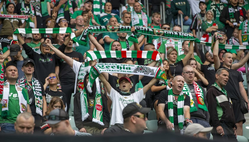 Kibice Śląska i Lechii z szalikami na trybunie stadionu we Wrocławiu (lato 2024)