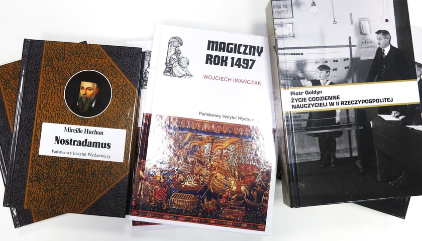 Na zdjęciu książki, które można wygrać w konkursie 