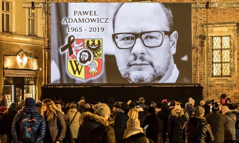 Przed trzema laty, w styczniu 2019, Pawła Adamowicza (1965-2019) żegnały też tłumy wrocławianek i wrocławian