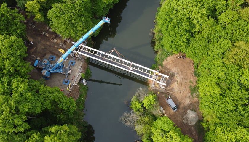 Budowa kładki nad Widawą. Montaż konstrukcji, która połączyła brzegi rzeki. Zdjęcie z 24 kwietnia 2025 r.