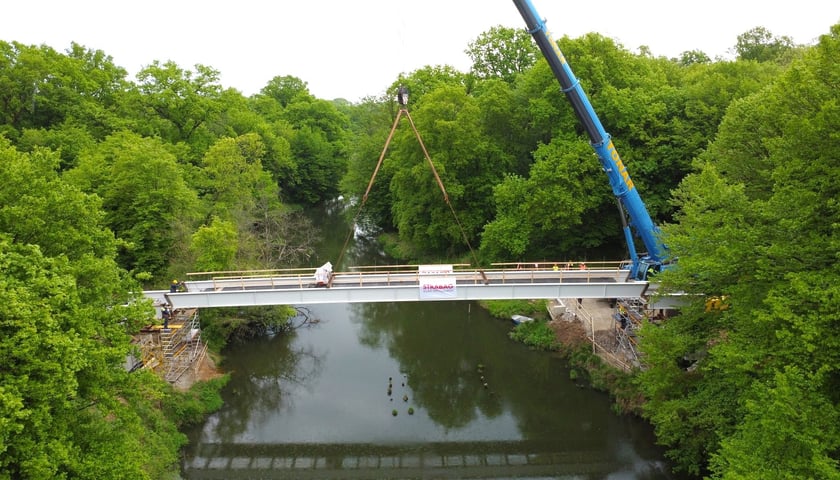Budowa kładki nad Widawą. Montaż konstrukcji, która połączyła brzegi rzeki. Zdjęcie z 24 kwietnia 2025 r.