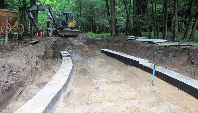 Budowa podjazdów do kładki nad Widawą. Zdjęcie z 18 lipca 2025