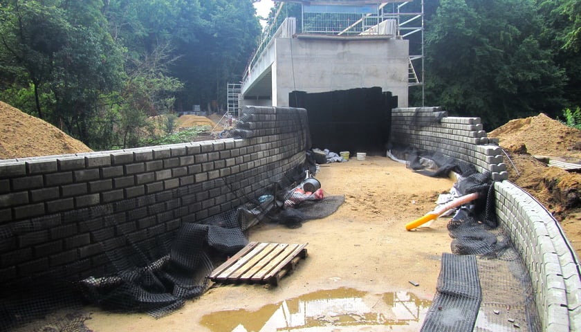 Budowa podjazdów do kładki nad Widawą. Zdjęcie z 18 lipca 2025