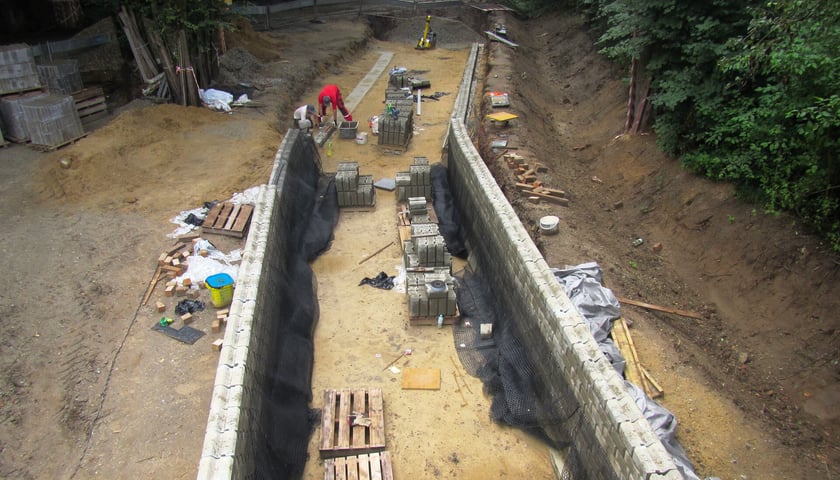 Budowa podjazdów do kładki nad Widawą. Zdjęcie z 18 lipca 2025