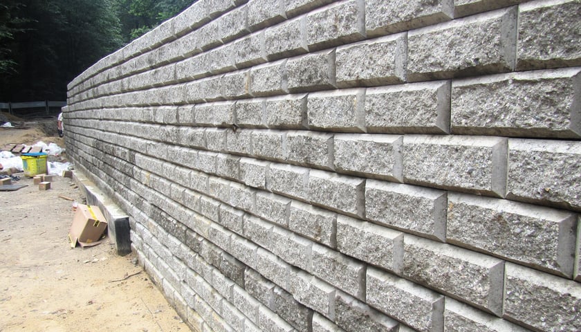 Budowa podjazdów do kładki nad Widawą. Zdjęcie z 18 lipca 2025