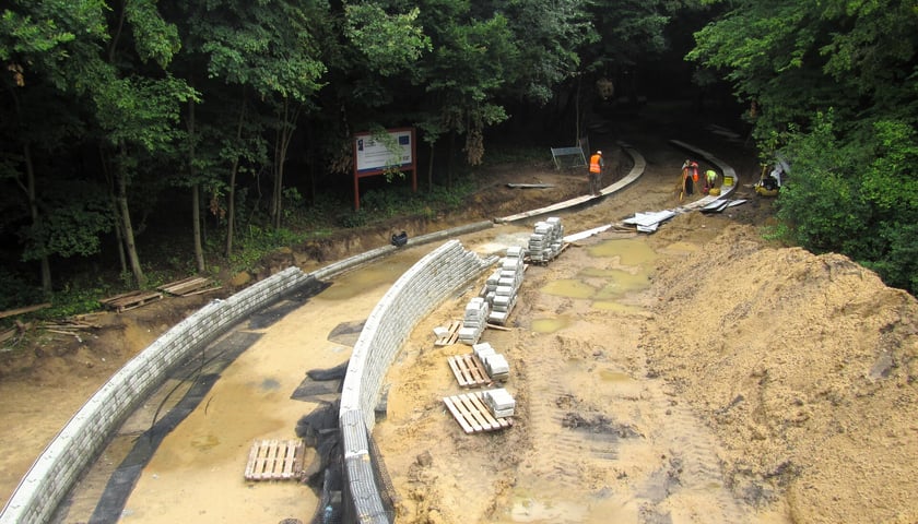 Budowa podjazdów do kładki nad Widawą. Zdjęcie z 18 lipca 2025