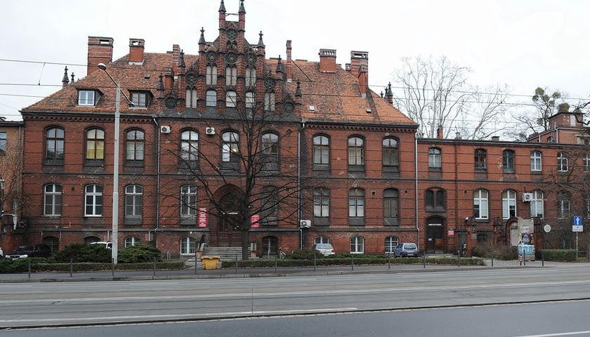 Budynek dawnej Kliniki Chirurgii Ogólnej przy ul. Skłodowskiej - Curie. Na zdjęciu widać zabytkowy budynek z czerwonej cegły