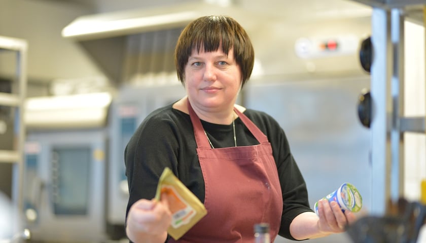 Prof. Danuta Figurska-Ciura z Wydziału Biotechnologii i Nauk o Żywności Uniwersytetu Przyrodniczego we Wrocławiu. Na zdjęciu kobieta w fartuchu w kuchni