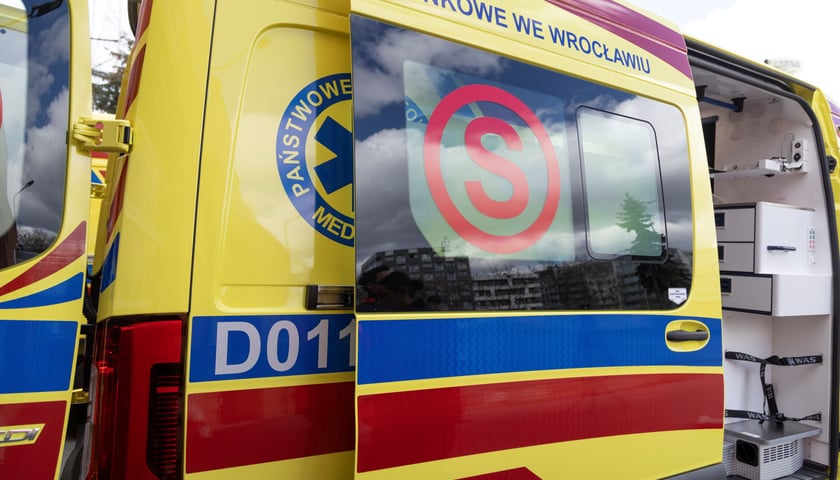 Zdjęcie ilustracyjne - karetka pogotowia ratunkowego 