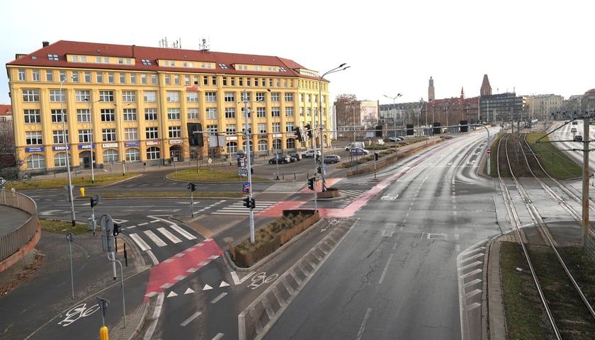Wymarły Wrocław o poranku 1 stycznia 2025 roku. Na zdjęciu pl. Solidarności i ul. Legnicka bez aut i ludzi 