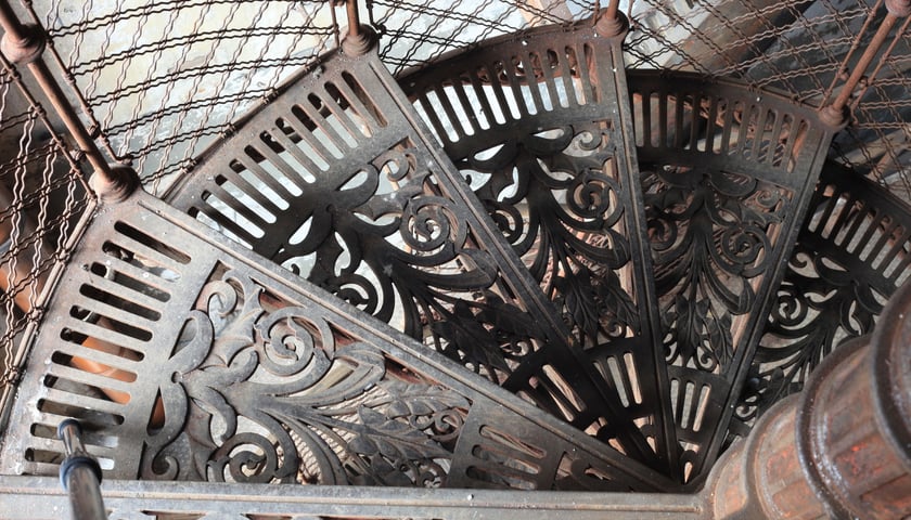 <p>Metalurgiczna praca artystyczna - każdy stopień klatki schodowej jest pięknie "utkany".</p>