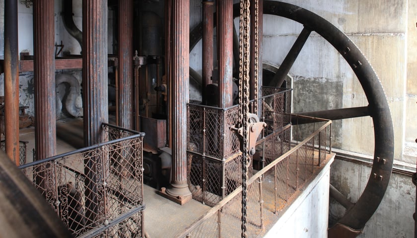 <p>Wnętrza wieży ciśnień kryją prawdziwe skarby technologiczne. Wszystkie one zaś skąpane są w kunsztownej, industrialnej architekturze.</p>